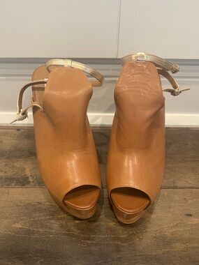 Steve Madden Women’s Tan Leather Peep-Toe Platform Sandals with Gold Ankle Strap